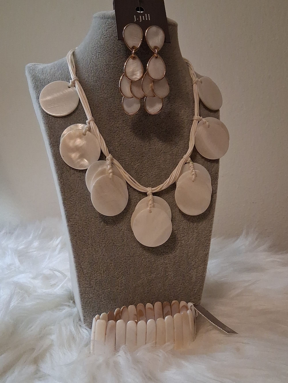 NWT J. Jill Cream Shell Like Necklace, Pierced Earrings And Stretch Bracelet Set